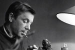 Олег Анофриев вырезает различные фигурки из древесных корней, 1964 год 