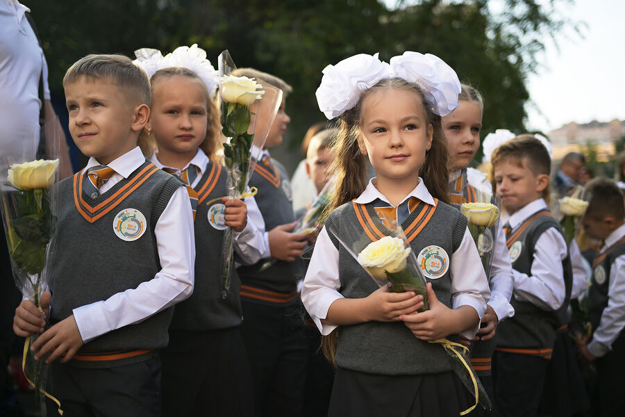 Первоклассники во время торжественной линейки, посвященной открытию новой средней школы №54 и началу учебного года в&nbsp;Новосибирске