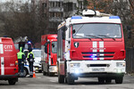 Сотрудники противопожарной службы МЧС РФ у жилого комплекса «Алые паруса» на северо-западе Москвы, где произошел взрыв неустановленного устройства, 3 февраля 2025 года