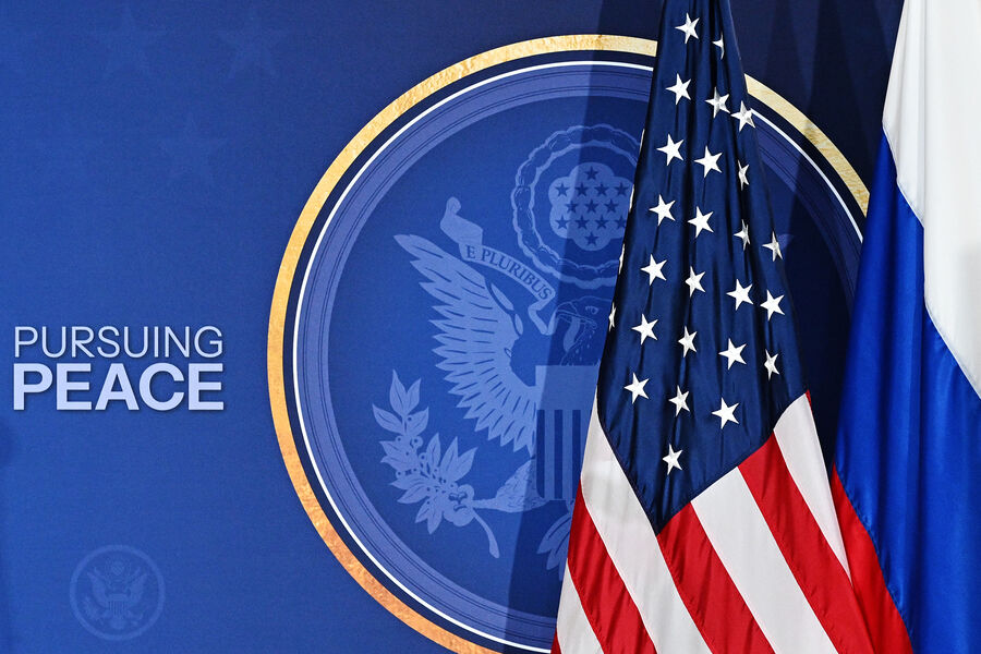 Флаги США и России в&nbsp;пресс-центре саммита России и США на&nbsp;Аляске, 15&nbsp;августа 2025&nbsp;года