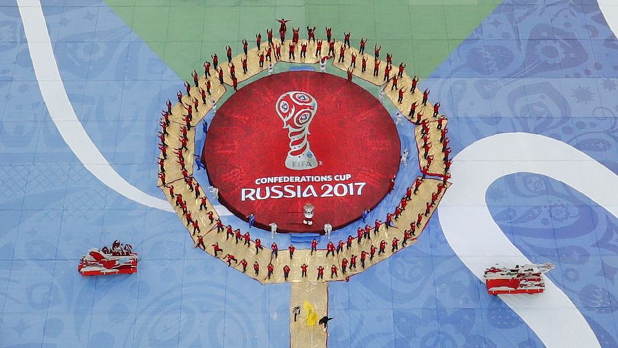 Церемония закрытия Кубка конфедераций &ndash; 2017&nbsp;в&nbsp;России завершилась выносом огромного полотна с&nbsp;названием турнира в&nbsp;центр стадиона &laquo;Санкт-Петербург&raquo;
