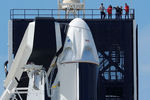 Ракета-носитель Falcon 9 компании SpaceX с кораблем Crew Dragon на космодроме во Флориде, 2 марта 2019 года