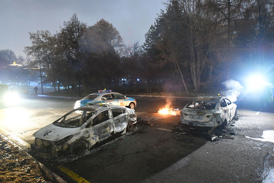 Поврежденные автомобили возле мэрии во время акций протеста в&nbsp;Алматы, Казахстан, 5&nbsp;января 2022&nbsp;года