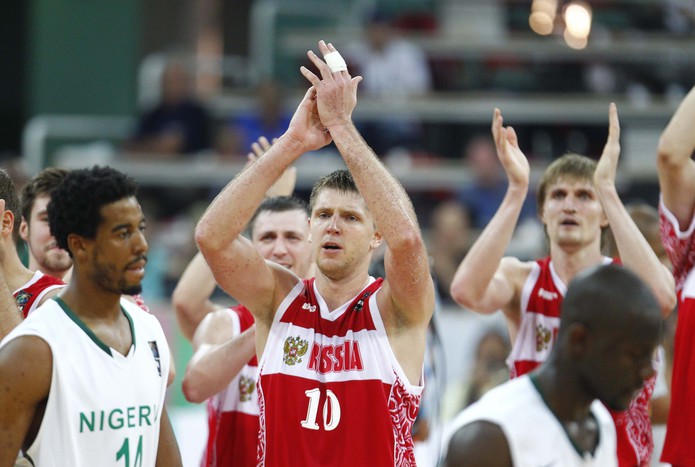 Виктор Хряпа после матча благодарит вместе с партнерами наших болельщиков