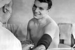 Юрий Гагарин у врача после полета в космос, 1961 год