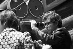 Режиссер-постановщик Александр Митта у кинокамеры на съемках художественного фильма «Сказ про то, как царь Петр арапа женил», 1975 год 