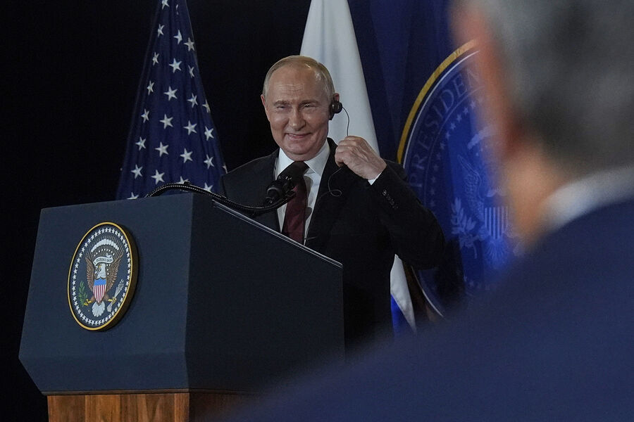 Президент РФ Владимир Путин во время пресс-конференции с&nbsp;президентом США Дональдом Трампом на&nbsp;военной базе Эльмендорф, Аляска, 16&nbsp;августа 2025&nbsp;года