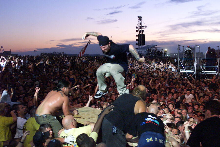Солист группы Limp Bizkit Фред Дерст во время выступления на&nbsp;фестивале Woodstock, штат Нью-Йорк, США, июль 1999&nbsp;года