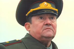 <b>«ДМБ» (2000)</b>
<br><br>
В знаменитой комедии Павлов снимался уже в статусе народного артиста страны — награды он был удостоен в 1994 году. Здесь у него вновь была запоминающаяся небольшая роль, и вновь военного: генерал-майора Талалаева по прозвищу «Батя».
