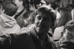 <b>«Картины дружеских связей», реж. Соня Райзман</b>
<br><br>
<b>Где и когда смотреть:</b> неизвестно
<br><br>
Полнометражный дебют Сони Райзман поспешили окрестить фестивальным краудплизером и капустником, и было бы лукавством заявить, что это не так. «Картины дружеских связей» описывают одни сутки из жизни выпускников ГИТИСа (сама Райзман, Мария Карпова, Руслан Братов, Игорь Царегородцев, Гоша Токаев), которые готовятся провожать однокурсника Сашу (Александр Паль) в эмиграцию. Лента, снятая в формалистском ч/б, фонтанирует внутренними шутками, артисты играют плюс-минус самих себя, во второй половине возникает феерический Евгений Цыганов в роли мастера (без Маргариты), и все это правда гомерически смешно и узнаваемо, но самое ценное здесь — совсем другое.