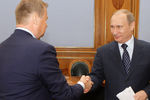 Председатель правительства России Владимир Путин и глава правительства Республики Марий Эл Леонид Маркелов во время встречи в Доме правительства России, май 2011 года