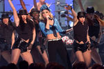 Гвен Стефани во время выступления на церемонии вручения премии My VH1 Music Awards в Лос-Анджелесе, 2000 год