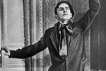 6540 14.03.1918 Владимир Маяковский позирует для плаката к кинофильму «Не для денег родившийся». Сценарий фильма написал Владимир Маяковский по мотивам романа Джека Лондона «Мартин Иден», он же сыграл главную роль поэта-футуриста Ивана Нова, 1918 год