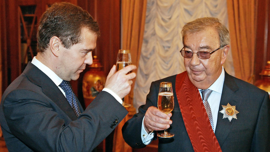 Президент России Дмитрий Медведев и президент Торгово-промышленной палаты РФ Евгений Примаков, награжденный Орденом «За заслуги перед Отечеством» I степени по случаю своего 80-летия, в Кремле, 2009 год