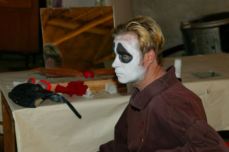 Сергей Гладков в&nbsp;гримерке на&nbsp;съемках ТВ-проекта «S.O.S.», 2003&nbsp;год