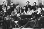 Писатель А.П. Чехов читает пьесу «Чайка» артистам Художественного общедоступного театра, 1899 год. На фото: В. И. Немирович-Данченко, В. В. Лужский, М. Ф. Андреева, А. И. Андреев, М. П. Григорьева, сидят: Е. М. Раевская, А.Л. Вишневский, А. Р. Артем, О.Л. Книппер, К. С.Станиславский, А. П. Чехов, М. П. Лилина, М. Л.Роксанова, В. Э. Мейерхольд,И. А. Тихомиров
