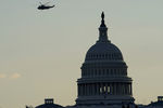 Вертолет с&nbsp;президентом США Дональдом Трампом пролетает мимо здания Капитолия, 20&nbsp;января 2021&nbsp;года
