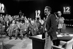Ведущий телепередачи «12 этаж» Эдуард Сагалаев во время съемок на телестудии в Останкино, 1988 год