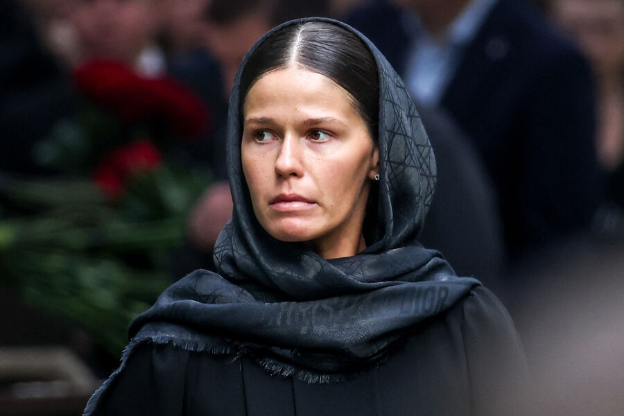 Полина Корнеева (Копылова) во время прощания с&nbsp;бывшим министром транспорта РФ Романом Старовойтом на&nbsp;Смоленском кладбище в&nbsp;Санкт-Петербурге, 11&nbsp;июля 2025&nbsp;года