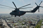 Тяжелый транспортный вертолет Ми-26 во время военного парада в Москве, 9 мая 2015 года