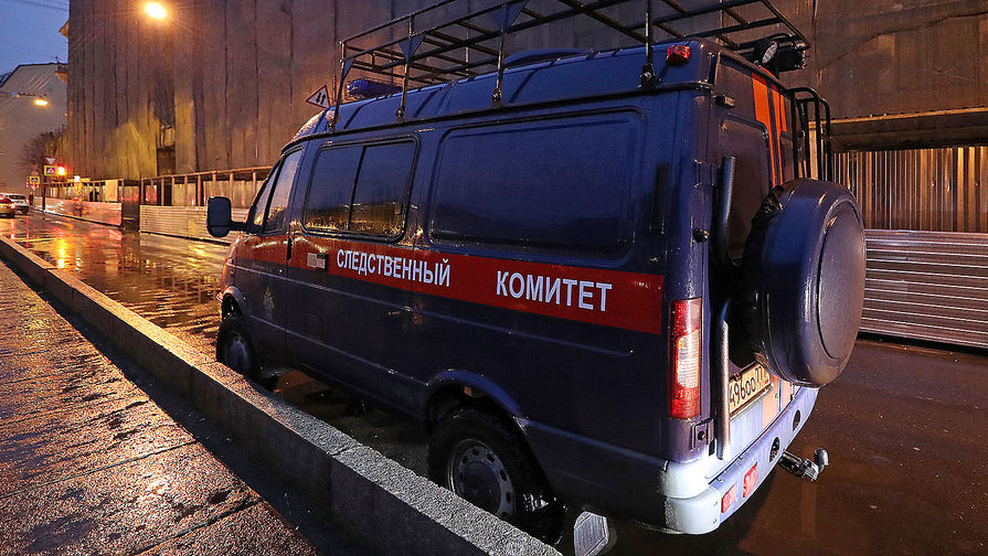 Автомобиль Следственного комитета РФ возле дома преподавателя Санкт-Петербургского государственного университета (СПбГУ) Олега Соколова, подозреваемого в&nbsp;убийстве девушки, выпускницы СПбГУ