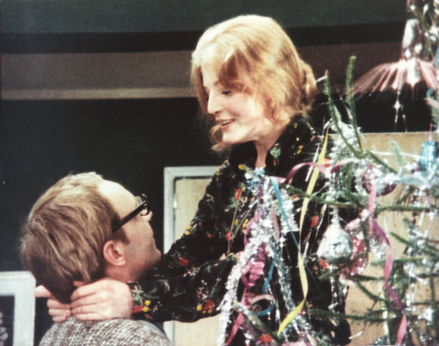 <b>«Ирония судьбы, или С&nbsp;легким паром» (1975): Андрей Мягков и Ольга Науменко.</b> Роль Гали, брошенной невесты Лукашина, буквально спасла Ольгу. За&nbsp;день до&nbsp;этого она, к&nbsp;своему глубокому разочарованию, получила отказ от Михаила Ульянова: тот не захотел снимать ее в&nbsp;своем фильме из-за слишком красивой внешности. А вот Эльдар Рязанов посчитал, что хорошенькая Науменко &ndash; настоящая «его Галя».