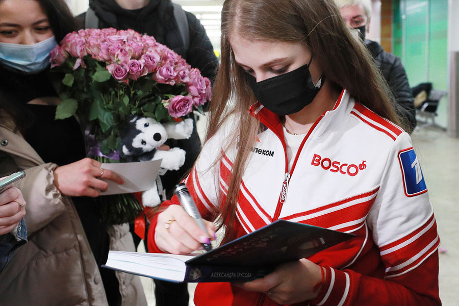 Член сборной России по&nbsp;фигурному катанию Александра Трусова общается с&nbsp;болельщиками в&nbsp;аэропорту Шереметьево, 29&nbsp;марта 2021&nbsp;года