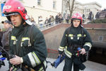 Пожарные у станции метро «Октябрьская» после взрыва, 11 апреля 2011 года
