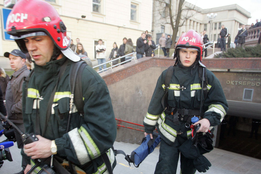 Пожарные у&nbsp;станции метро &laquo;Октябрьская&raquo; после взрыва, 11&nbsp;апреля 2011&nbsp;года