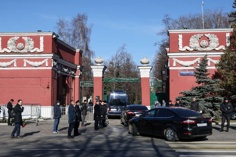 Автомобили у&nbsp;Новодевичьего кладбища в&nbsp;Москве, где проходят поминки по&nbsp;лидеру ЛДПР Владимиру Жириновскому, 14&nbsp;апреля 2022&nbsp;года