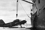 Самолет Ан-2 перед подъемом на борт для базирования на судне, 1963 год
