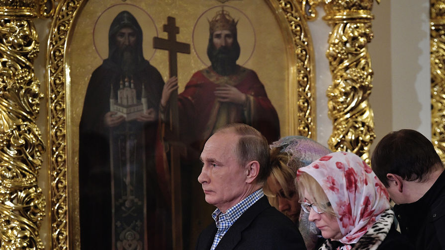 Президент России Владимир Путин во время рождественского богослужения в&nbsp;церкви святых и праведных Симеона Богоприимца и Анны Пророчицы в&nbsp;Санкт-Петербурге, 7 января 2018 года
