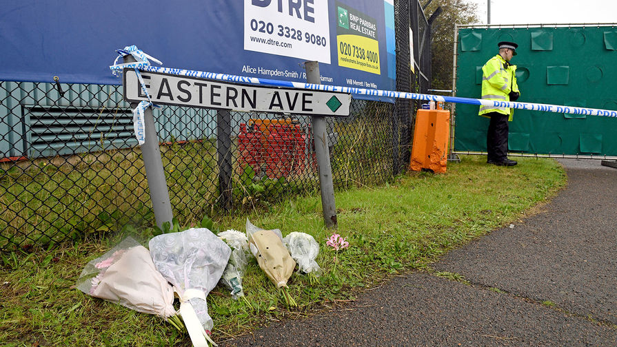 Цветы на&nbsp;месте обнаружения грузовика с&nbsp;39 телами в&nbsp;Великобритании, 24 октября 2019 года