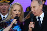 Певица Лариса Долина и президент России Владимир Путин на митинге-концерте «Мы вместе», посвященном годовщине присоединения Крыма к России, на Васильевском спуске, 2015 год