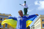 Женщина с государственным флагом Украины у памятника Дюку де Ришелье, на который надели вышиванку в преддверии празднования Дня независимости Украины, 2021 год