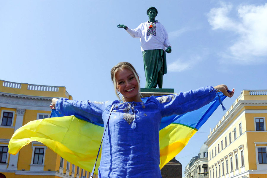 Женщина с&nbsp;государственным флагом Украины у&nbsp;памятника Дюку де Ришелье, на&nbsp;который надели вышиванку в&nbsp;преддверии празднования Дня независимости Украины, 2021&nbsp;год