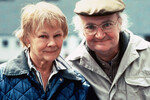 <b>«Айрис» (2001)</b>
<br><br>
В биографической драме Ричарда Айра Денч сыграла знаменитую британскую писательницу, лауреата Букеровской премии Айрис Мердок. В центре сюжета — последние годы жизни писательницы, которые омрачила прогрессирующая болезнь Альцгеймера, а также флешбеки из ее молодости (юную Мердок сыграла Кейт Уинслет). И Денч, и Уинслет получили за эту работу номинации на премию «Оскар», однако статуэтка досталась Джиму Бродбенту, сыгравшему в картине роль супруга писательницы Джона Бейли.