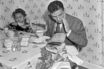 Фрэнк Синатра читает газету за завтраком с дочерью Нэнси, 1940-е гг.