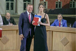 Полина Корнеева (Копылова) во время вручения диплома. Слева — Роман Старовойт