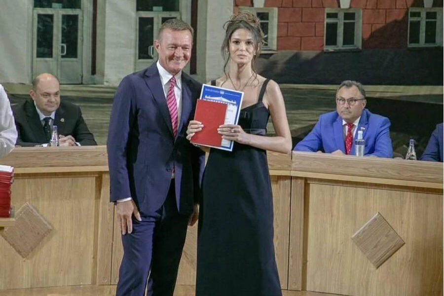 Полина Корнеева (Копылова) во время вручения диплома. Слева &mdash; Роман Старовойт
