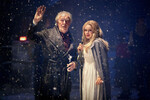 <b>«Доктор кто» (2010)</b>
<br><br>
Майкл Гэмбон подарил и звездное камео культовому сериалу “Доктор Кто” – в 2010 году он сыграл в рождественском выпуске шоу, где Доктор в исполнении Мэтта Смита приземляется на планету, затянутую поясом облаков. Доктор узнает, что им управляет Казран Сардик — скупой инопланетянин, в силах которого убрать ледяной туман.
Этот эпизод является вольной экранизацией произведения Чарльза Диккенса “Рождественская песнь” – плюс путешествия во времени и высокие технологии. В Гэмбоне легко узнать диккенсовского персонажа Скруджа, которому приходится признать и преодолеть свое прошлое.