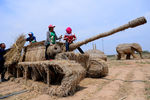 Модель танка из&nbsp;соломы в&nbsp;городе Шэньян, Китай, май 2017&nbsp;года