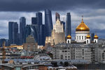 Вид на небоскребы делового центра «Москва-сити» и Храм Христа Спасителя в Москве