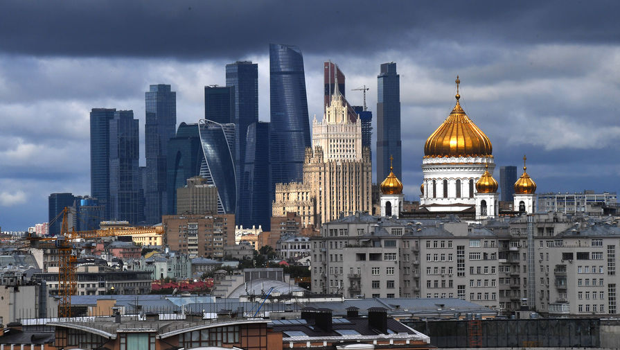 Вид на небоскребы делового центра «Москва-сити» и Храм Христа Спасителя в Москве