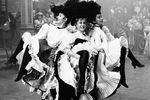 Кадр из фильм «Мулен Руж» (1952) режиссера Джона Хьюстона, рассказывающего о жизни знаменитого французского художника Анри де Тулуз-Лотрека, который с самого открытия кабаре был его завсегдатаем