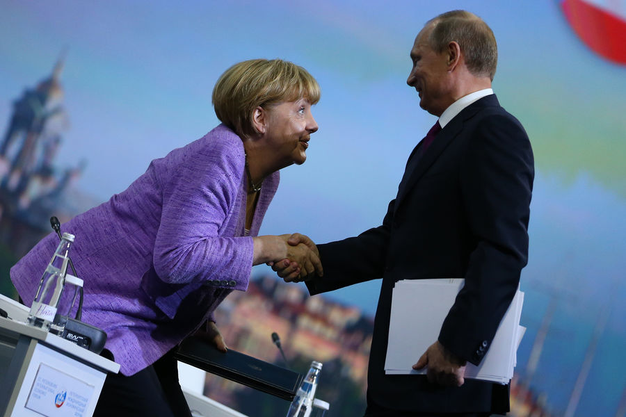 Ангела Меркель и Владимир Путин на&nbsp;пленарном заседании Петербургского международного экономического форума, 2013&nbsp;год