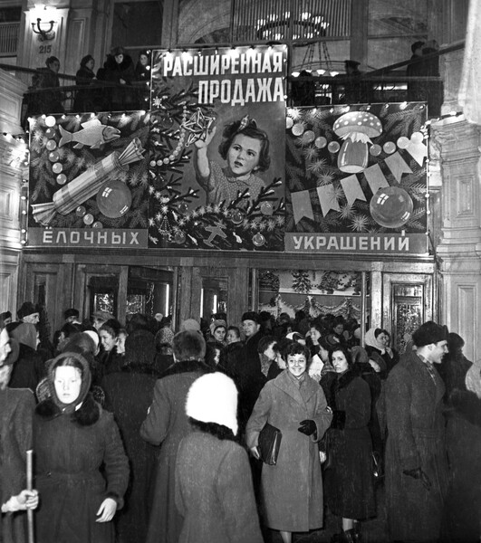 Продажа елочных украшений в&nbsp;ГУМе, 1956&nbsp;год