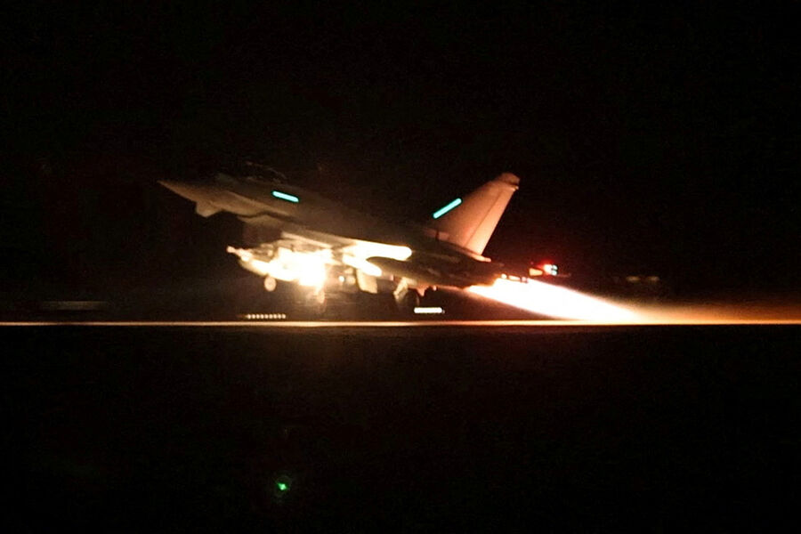 Многоцелевой истребитель Королевских ВВС Eurofighter Typhoon вылетает с&nbsp;военной базы на&nbsp;Кипре для&nbsp;нанесения авиаударов по&nbsp;военным объектам в&nbsp;Йемене, 12&nbsp;января 2024&nbsp;года

