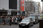 Траурная процессия после церемонии прощания с актером, режиссером и президентом Московского академического театра сатиры Александром Ширвиндтом у театра Сатиры, 18 марта 2024 года