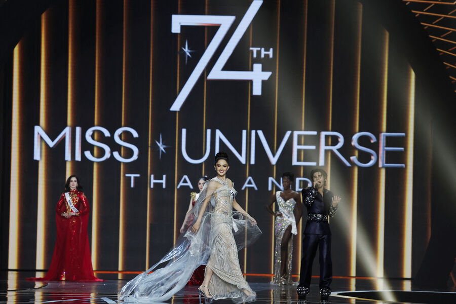 Ахтиса Манало из&nbsp;Филиппин (в центре) во время финала конкурса красоты «Мисс Вселенная — 2025», 21&nbsp;ноября 2025&nbsp;года
